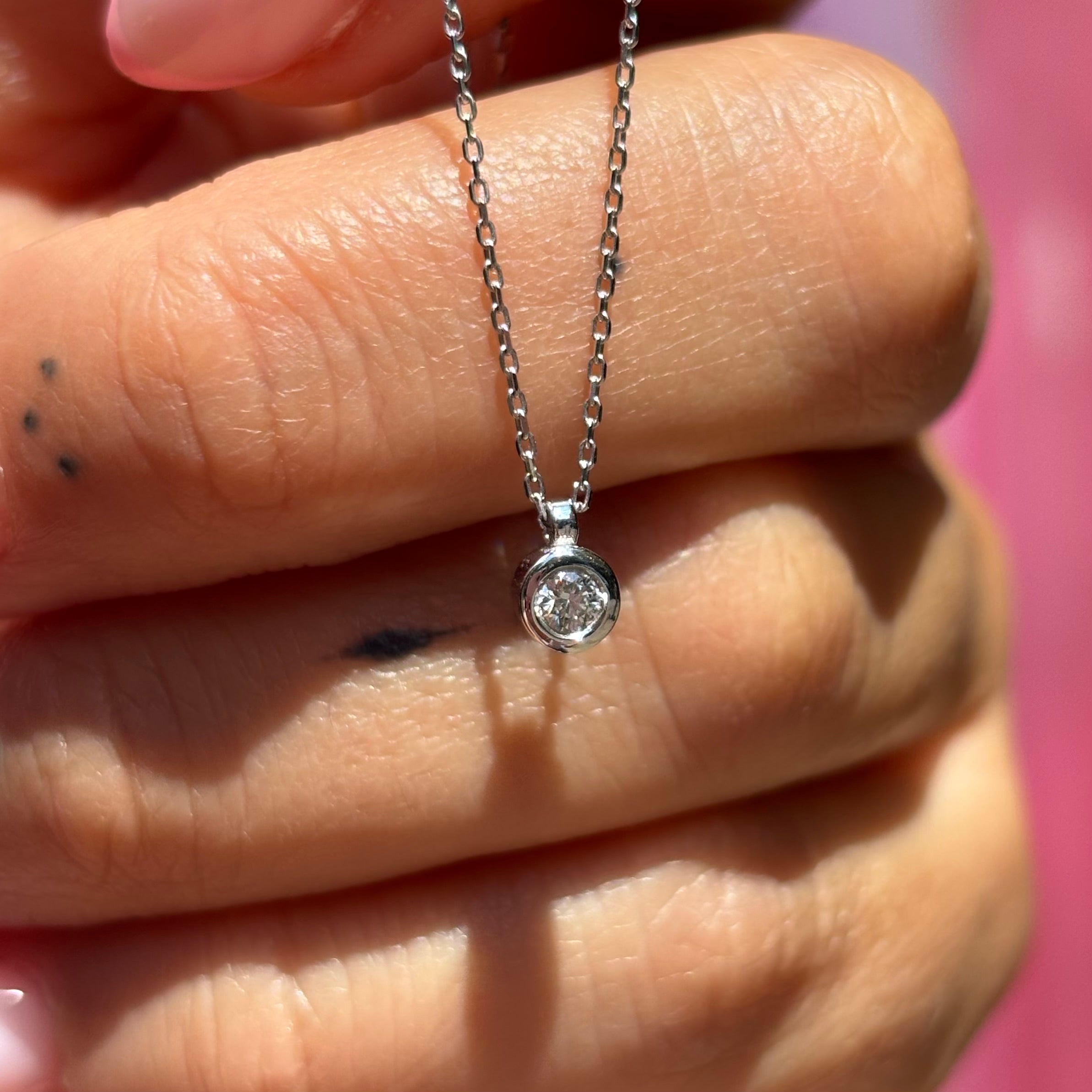 Златна висулка с диамант в обков и златен синджир от бяло злато 14 карата